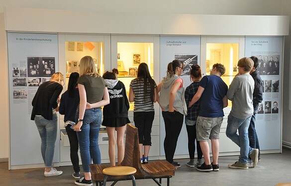 Geschichte aus der Perspektive von Schulalltag und Kindheit erkunden